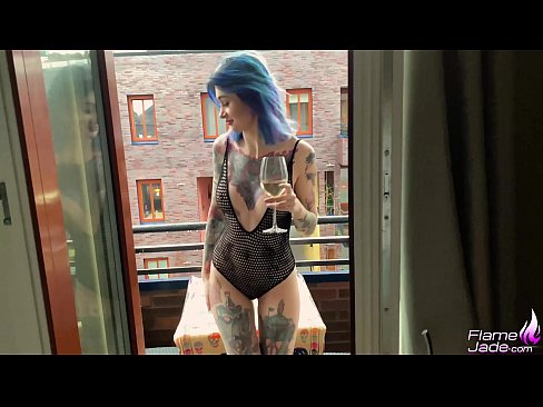 ❤️ 巨大的女孩大口吸吮,在空旷的天空下热情地做爱 ☑ Anal video