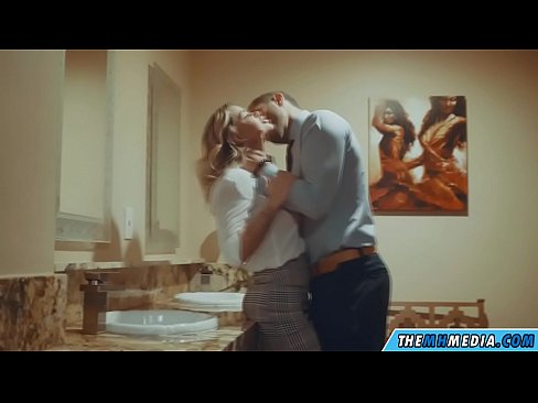 ❤️ 当一个胸大无脑的金发女郎在公共厕所里勾引你时 ☑ Anal video
